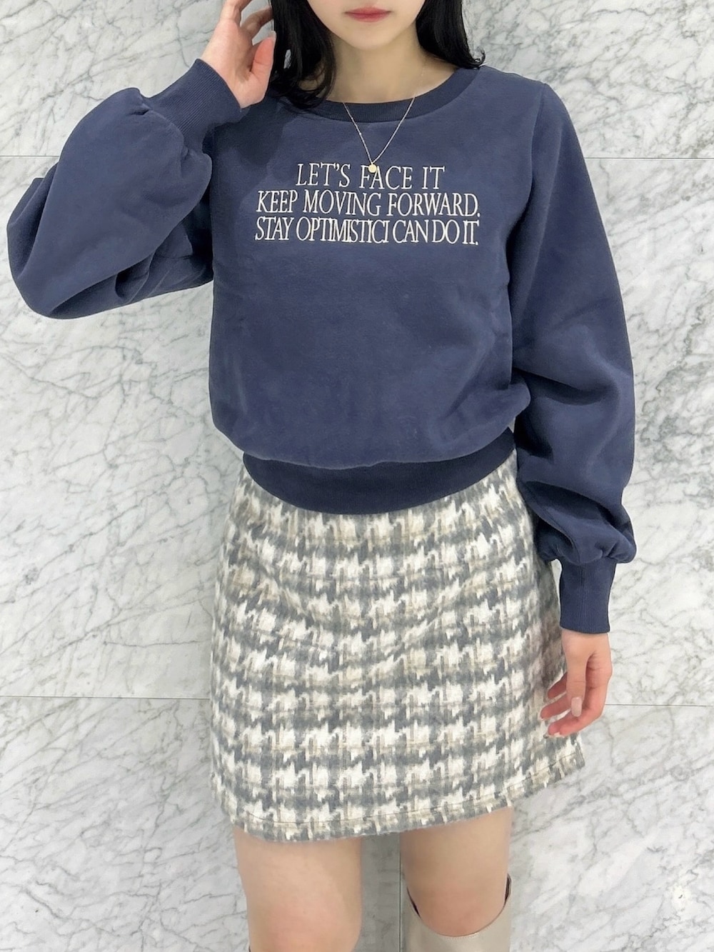 ブルー系のスウェット、その他のスカート、ベージュ系のブーツを着用したレディースの秋コーディネートの9枚目の写真