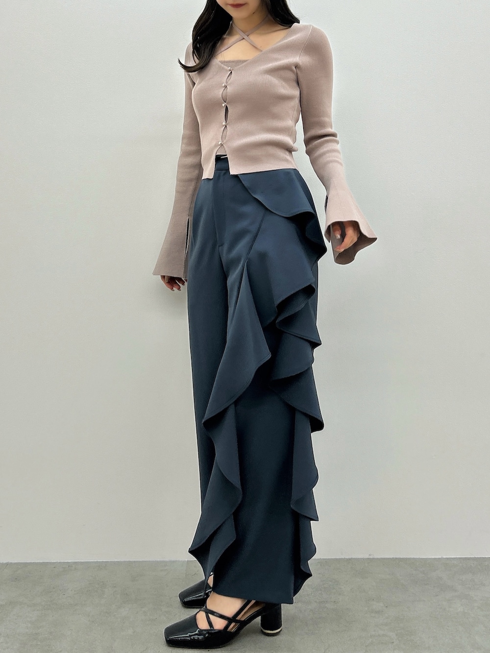 グレー系のその他パンツを着用したレディースの春コーディネートの2枚目の写真