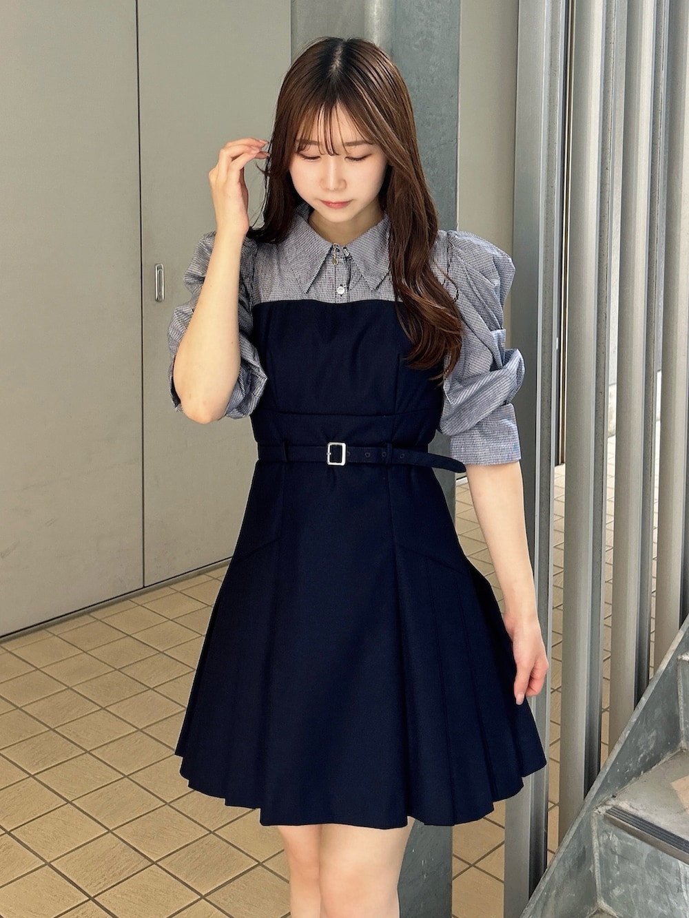 ブルー系のワンピース、ブルー系のワンピース、ブラック系のパンプスを着用したレディースの夏コーディネートの7枚目の写真