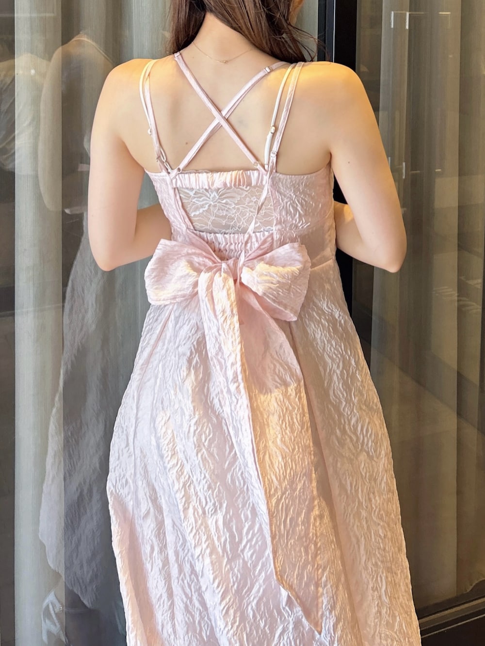 ホワイト系のTシャツ/カットソー、ピンク系のワンピース、ホワイト系のサンダルを着用したレディースの夏コーディネートの10枚目の写真