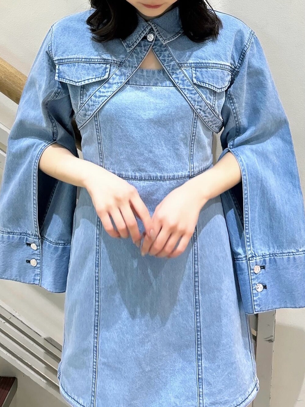 ブルー系のワンピース、ホワイト系のブーツを着用したレディースの春コーディネートの7枚目の写真