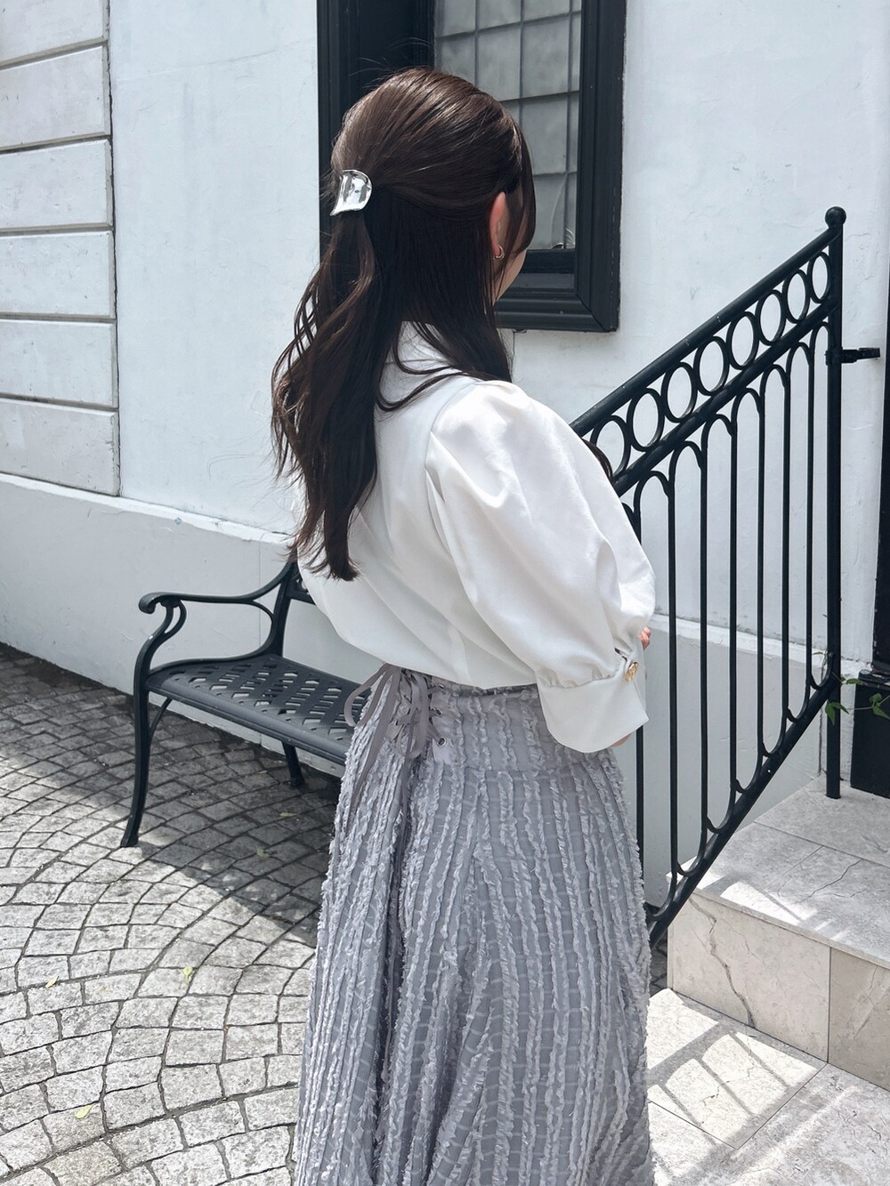 グレー系のスカート、ホワイト系のシャツ/ブラウスを着用したレディースの夏コーディネートの9枚目の写真