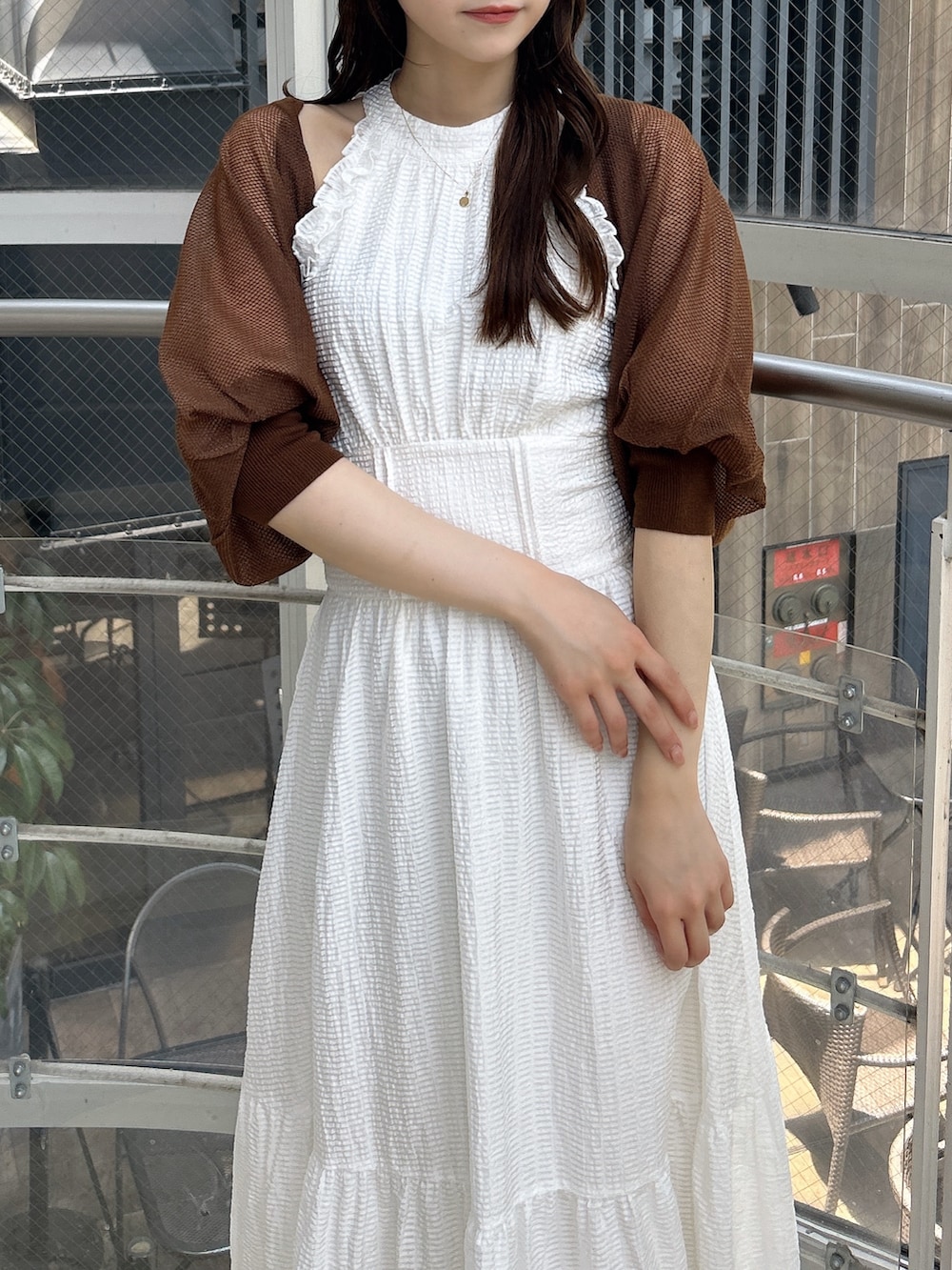 ブラウン系のカーディガン/ボレロ、ホワイト系のワンピース、ホワイト系のワンピースを着用したレディースの夏コーディネートの7枚目の写真
