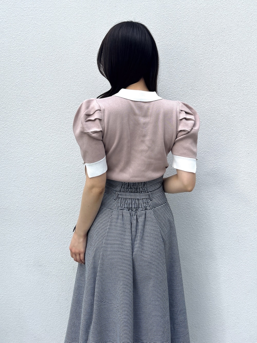 ピンク系のニット/セーター、その他のスカートを着用したレディースの冬コーディネートの9枚目の写真