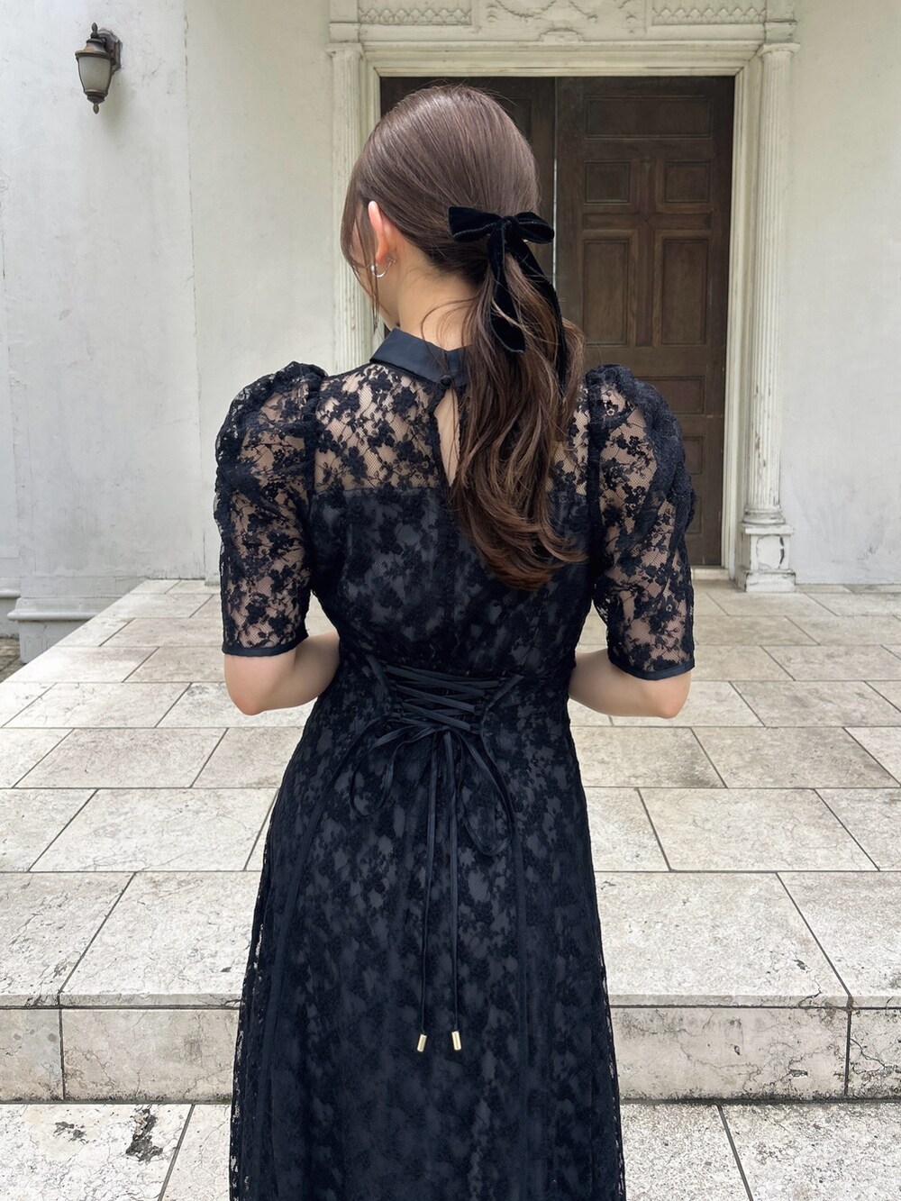 ブラック系のドレスを着用したレディースの夏コーディネートの9枚目の写真