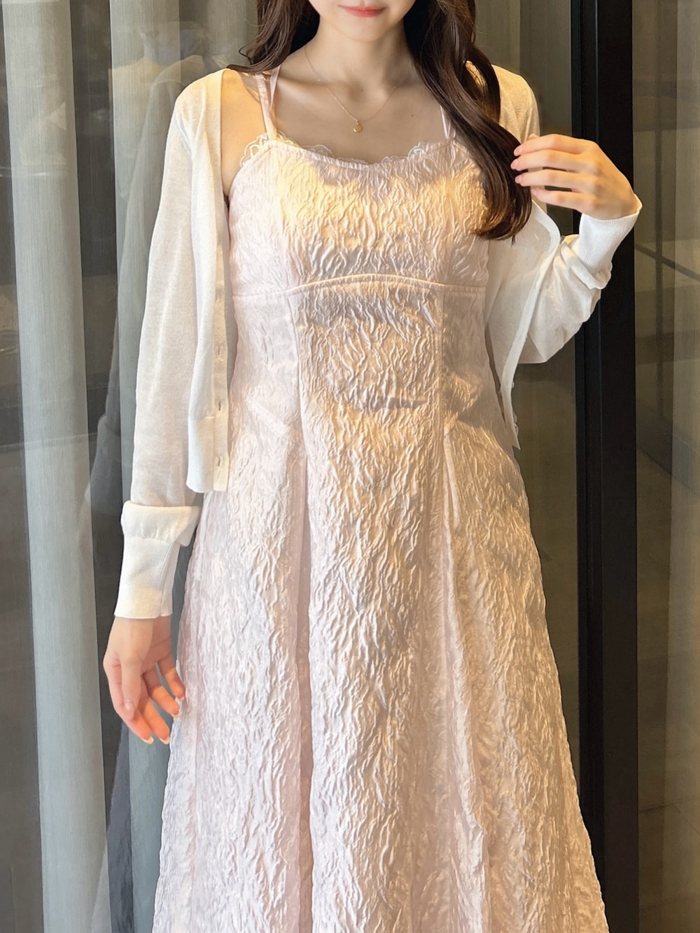 ホワイト系のカーディガン/ボレロ、ホワイト系のTシャツ/カットソー、ピンク系のワンピースを着用したレディースの夏コーディネートの8枚目の写真