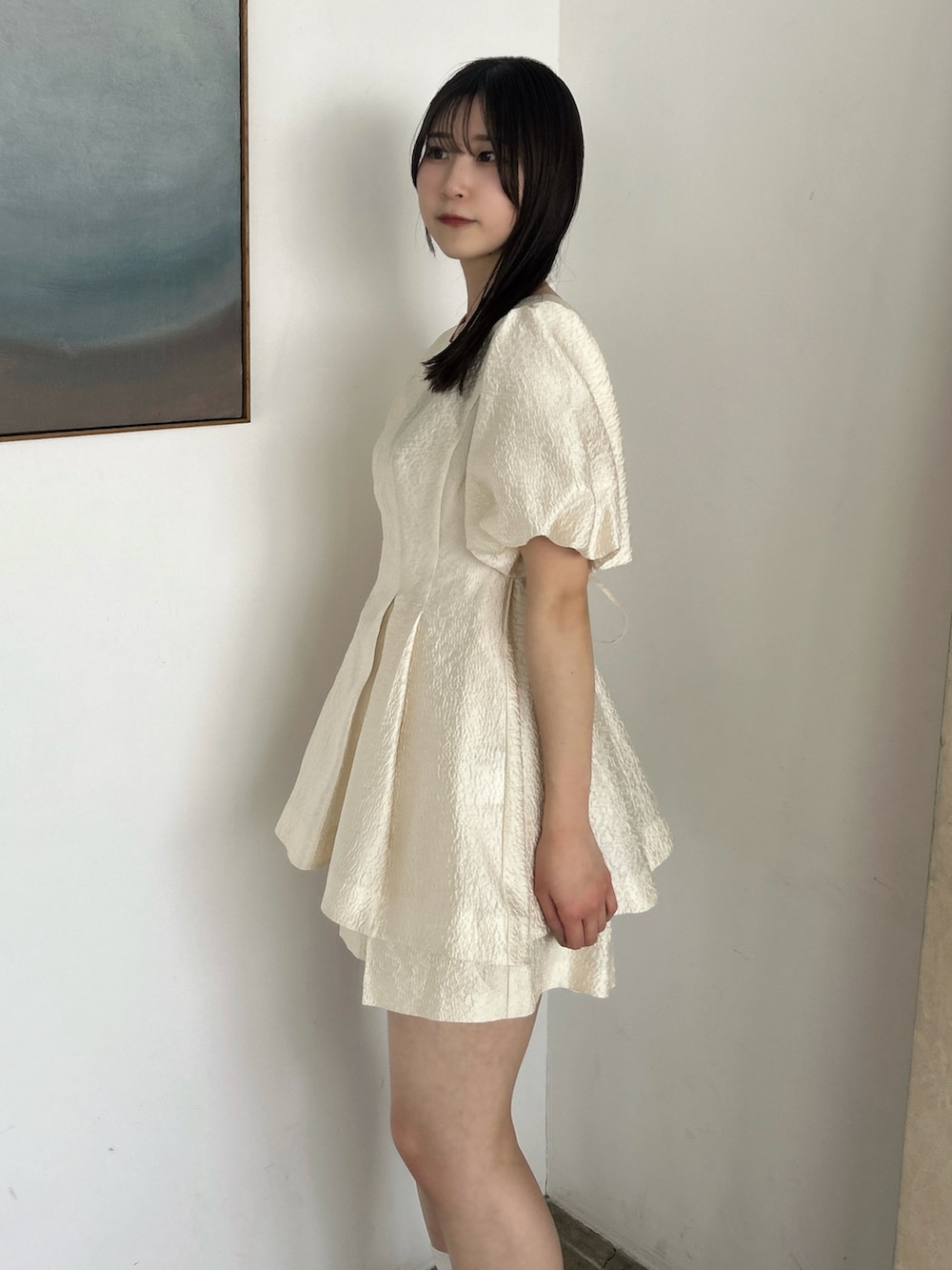 ホワイト系のシャツ/ブラウス、ホワイト系のその他パンツ、ブラウン系のローファーを着用したレディースの春コーディネートの8枚目の写真