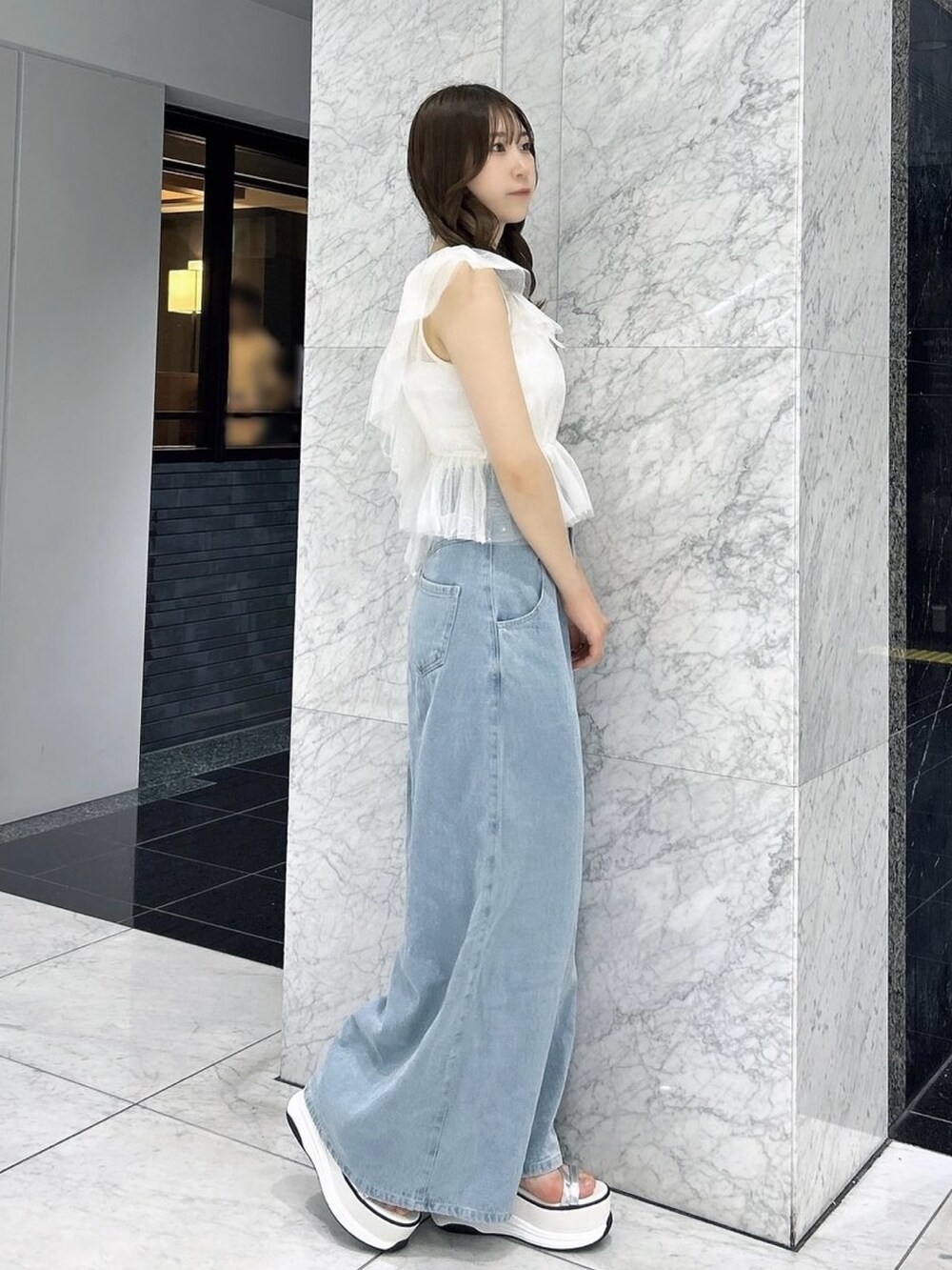 ホワイト系のタンクトップ、ホワイト系のキャミソール、ブルー系のデニムパンツを着用したレディースの夏コーディネートの4枚目の写真