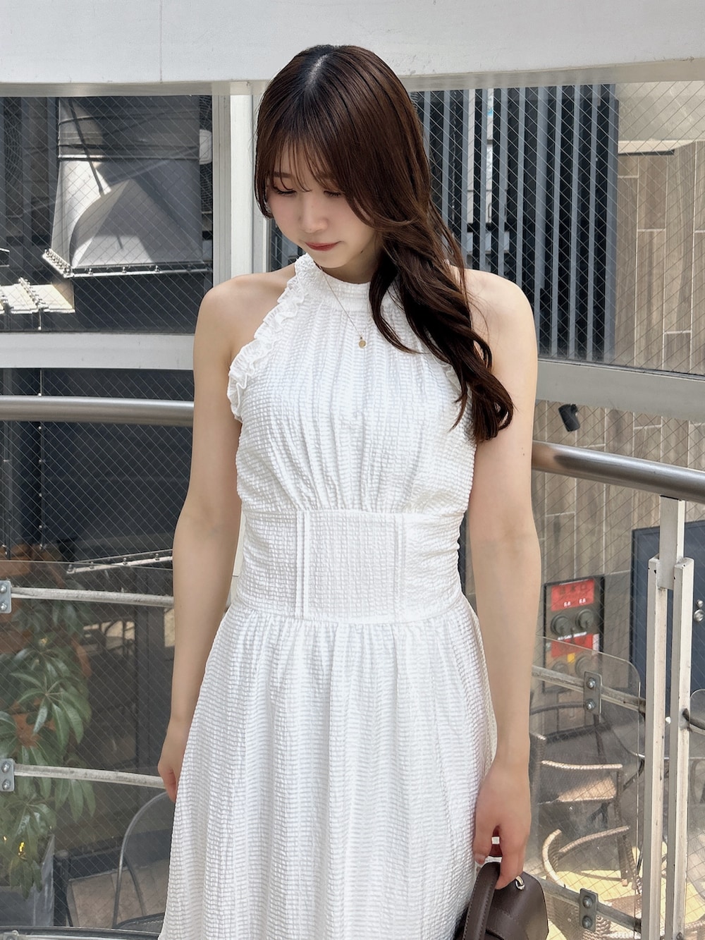 ホワイト系のワンピース、ホワイト系のワンピース、ホワイト系のサンダルを着用したレディースの夏コーディネートの8枚目の写真