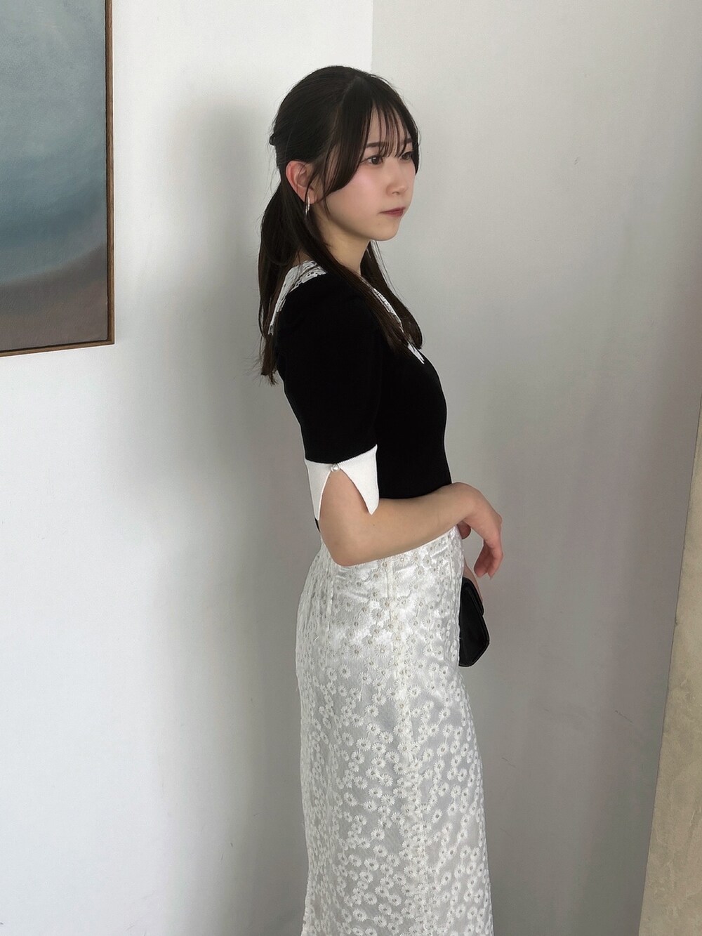 ホワイト系のスカート、ブラック系のニット/セーター、ブラック系のローファーを着用したレディースの春コーディネートの9枚目の写真