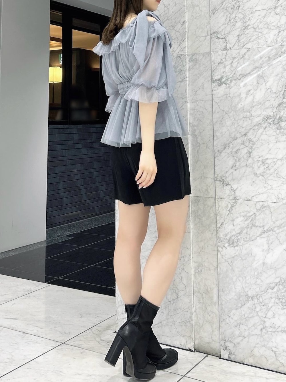 ブルー系のシャツ/ブラウス、ブラック系のその他パンツ、ブラック系のブーツを着用したレディースの夏コーディネートの5枚目の写真