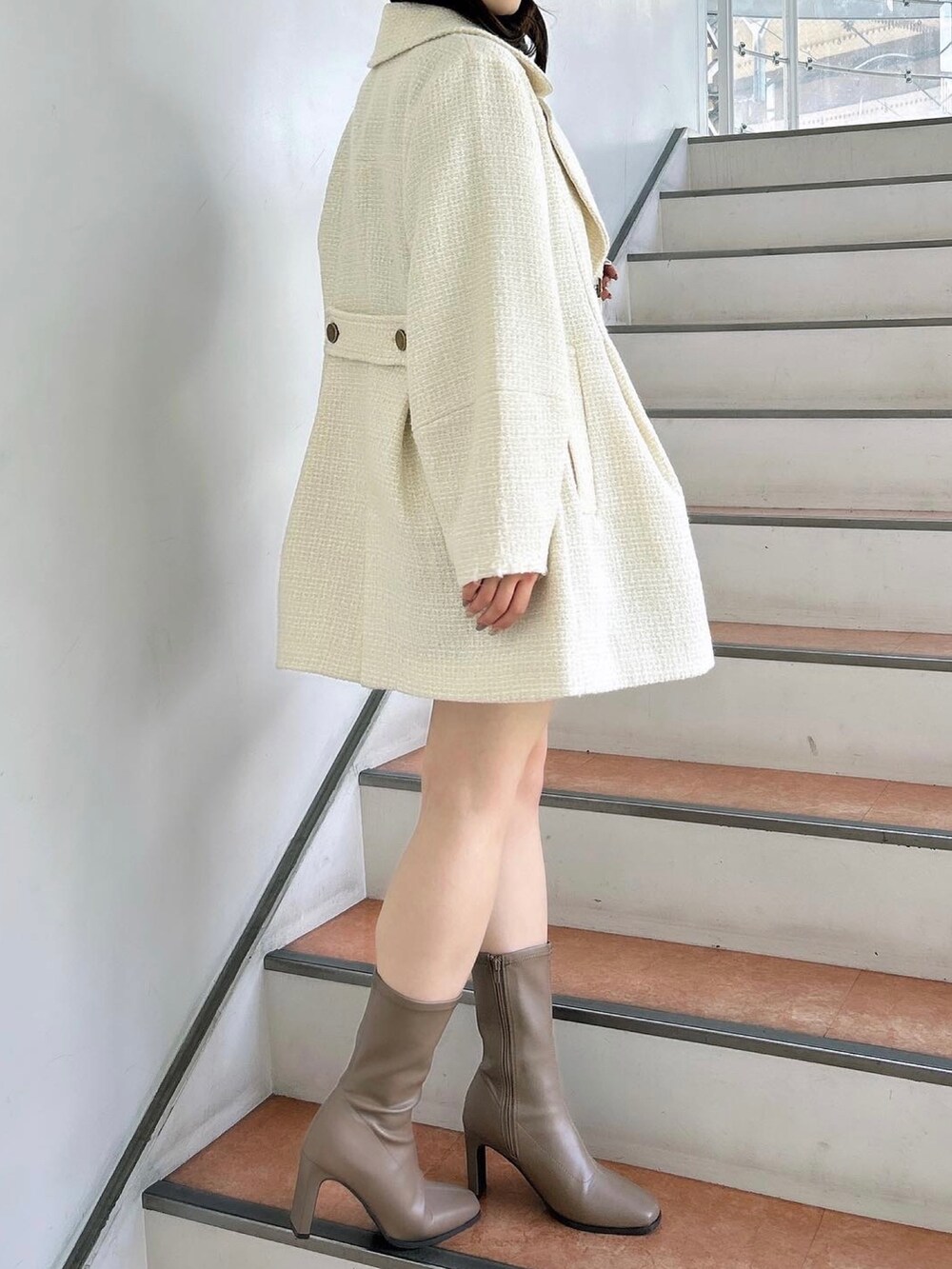 ホワイト系のその他アウター、ブラック系のTシャツ/カットソー、その他のスカートを着用したレディースの秋コーディネートの4枚目の写真