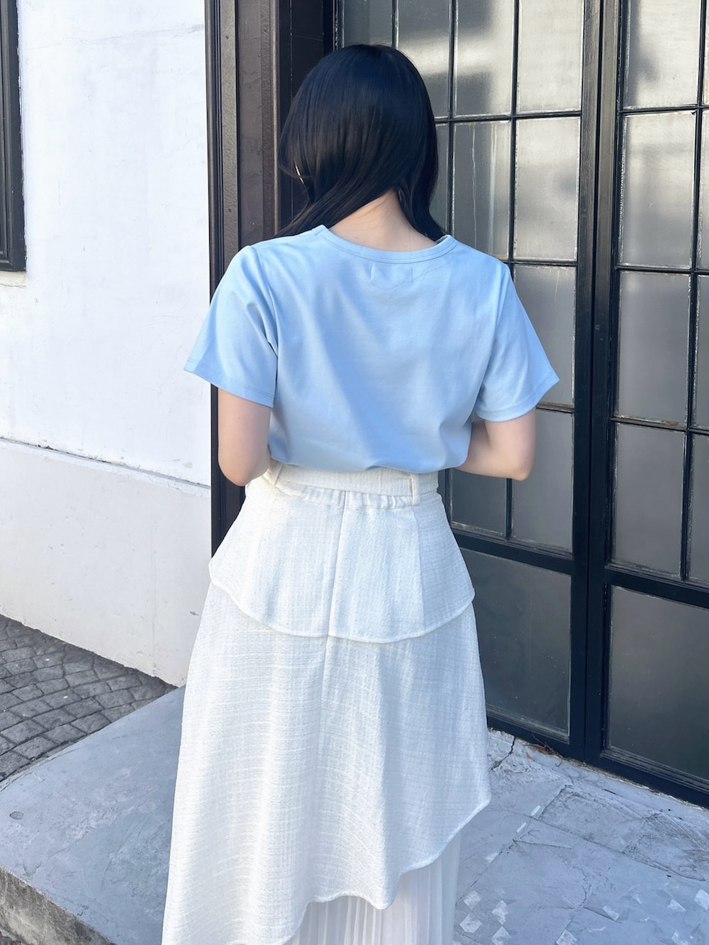 ブルー系のTシャツ/カットソー、ホワイト系のスカート、ホワイト系のパンプスを着用したレディースの春コーディネートの9枚目の写真