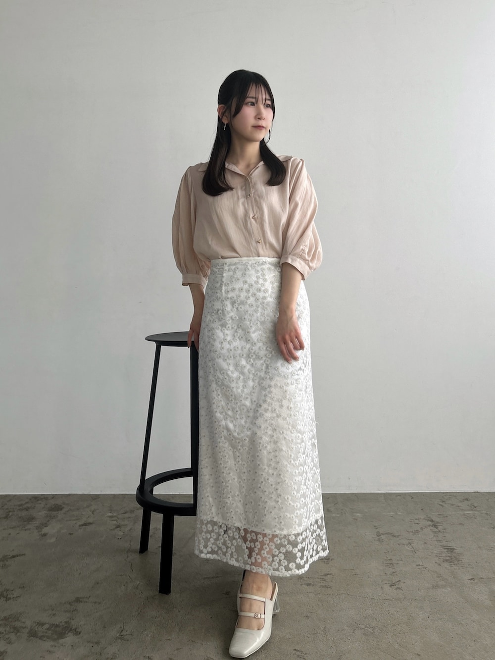 ホワイト系のスカート、ピンク系のシャツ/ブラウスを着用したレディースの春コーディネートの2枚目の写真