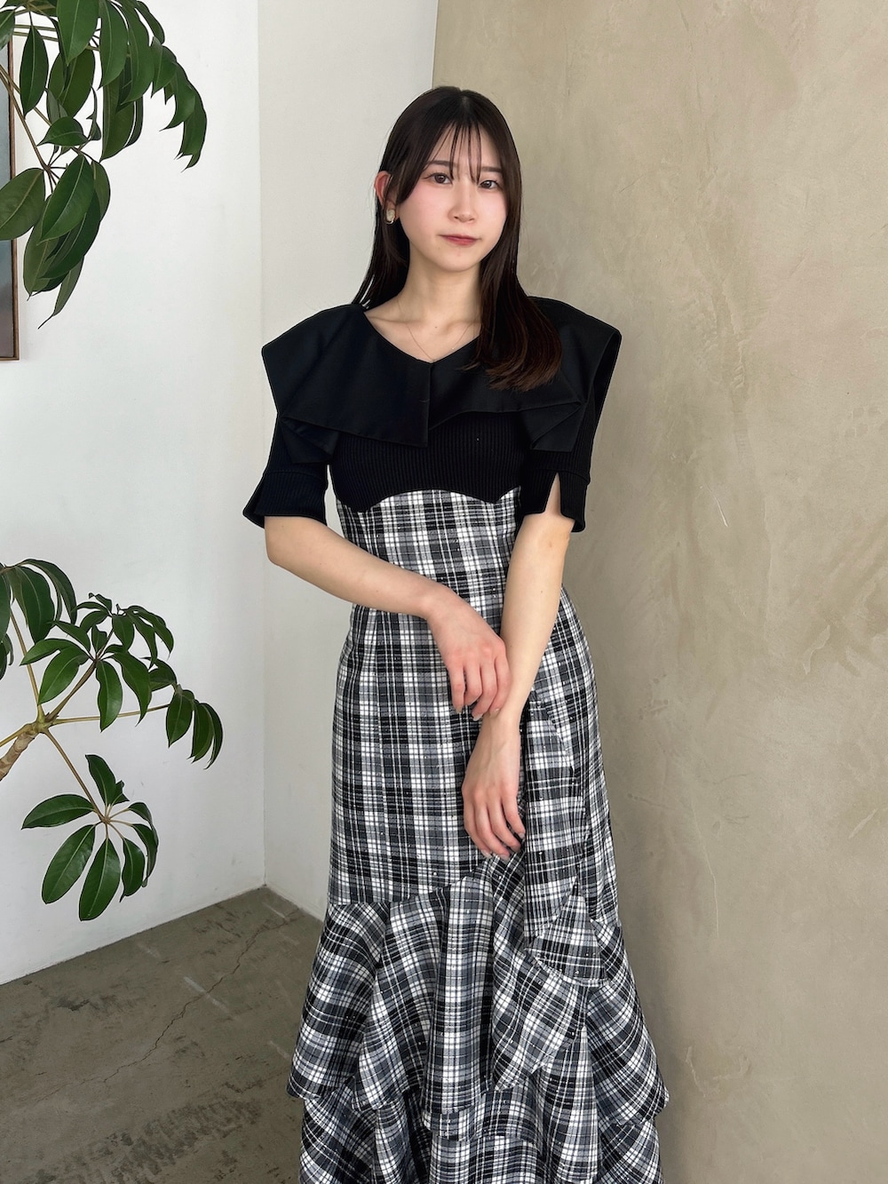 「dazzlin、ダズリン、低身長コーデ、春服、春服コーデ、ロングワンピース、ドッキングワンピ、コルセット、フリル、チェック、チェックワンピース、ワントーンコーデ、モノトーンコーデ、サンダル、デートコーデ」｜「dazzlinのラッフルマーメイドコンビワンピース（ワンピース、ブラック系）」を使った、kahoさん（レディース・154cm）の春コーディネートの7枚目の写真