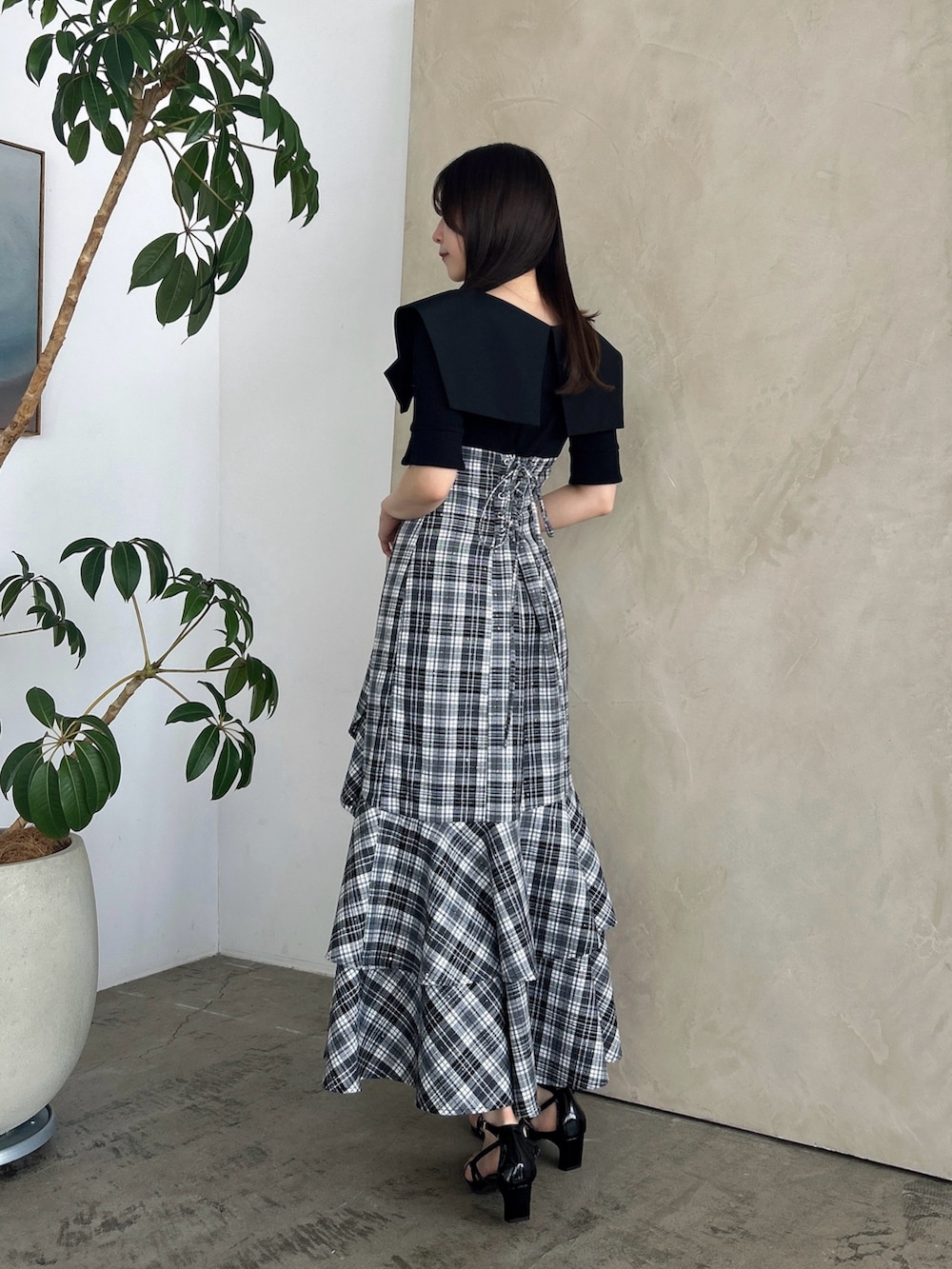 「dazzlin、ダズリン、低身長コーデ、春服、春服コーデ、ロングワンピース、ドッキングワンピ、コルセット、フリル、チェック、チェックワンピース、ワントーンコーデ、モノトーンコーデ、サンダル、デートコーデ」｜「dazzlinのラッフルマーメイドコンビワンピース（ワンピース、ブラック系）」を使った、kahoさん（レディース・154cm）の春コーディネートの5枚目の写真