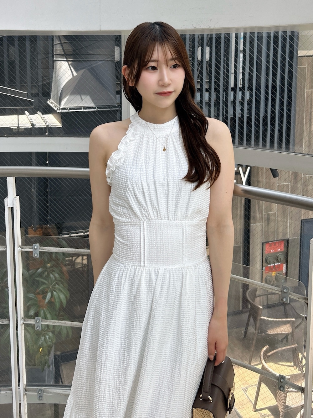 ホワイト系のワンピース、ホワイト系のワンピース、ホワイト系のサンダルを着用したレディースの夏コーディネートの7枚目の写真