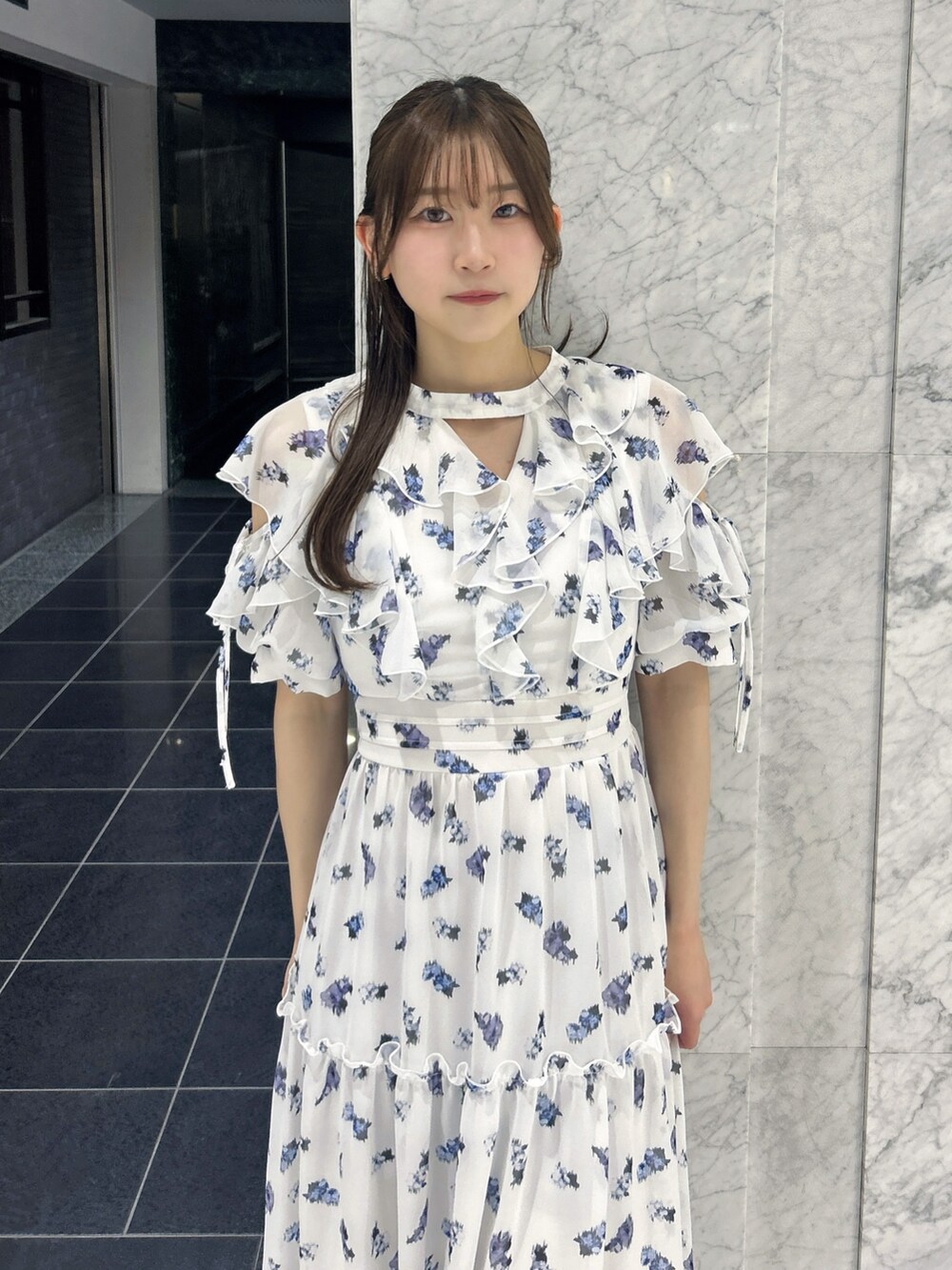 ホワイト系のワンピース、ホワイト系のパンプスを着用したレディースの春コーディネートの7枚目の写真