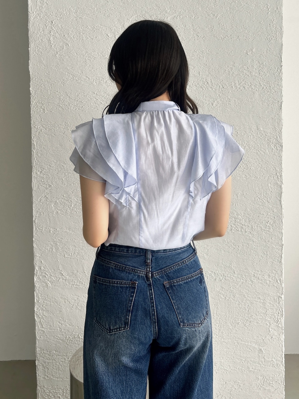 ブルー系のシャツ/ブラウス、ブルー系のデニムパンツを着用したレディースの春コーディネートの10枚目の写真