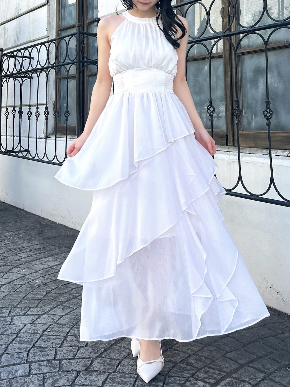 ピンク系のワンピースを着用したレディースの春コーディネートの4枚目の写真