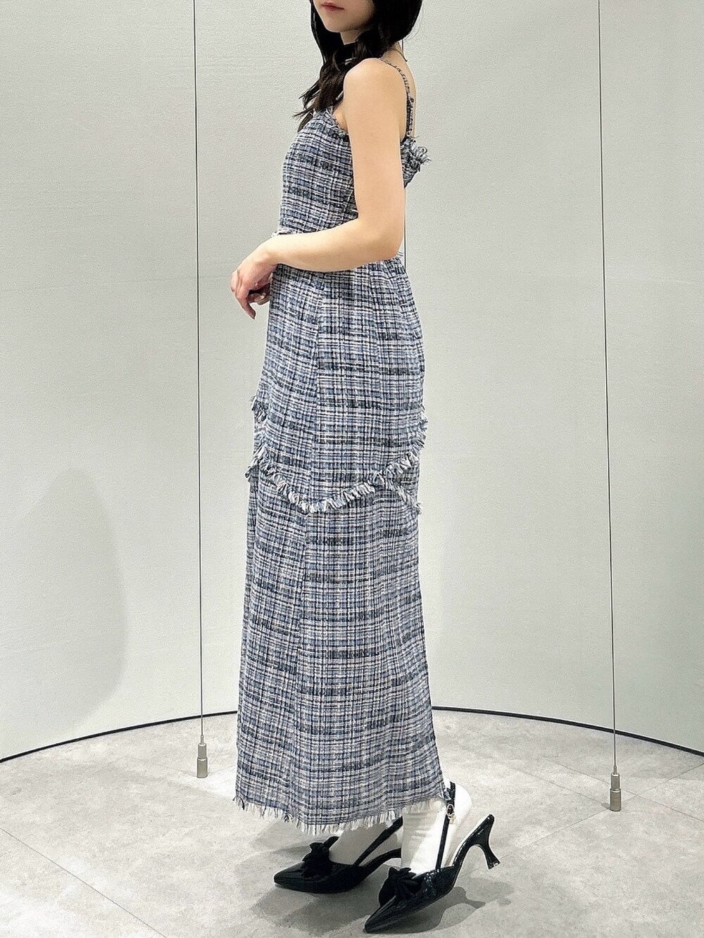 ブラック系のパンプス、ブルー系のワンピースを着用したレディースの夏コーディネートの4枚目の写真