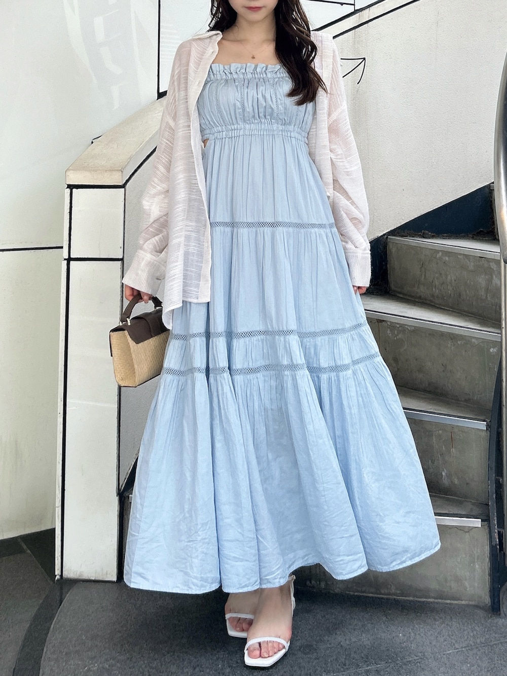 ホワイト系のシャツ/ブラウス、ブルー系のワンピース、ホワイト系のサンダルを着用したレディースの夏コーディネートの4枚目の写真