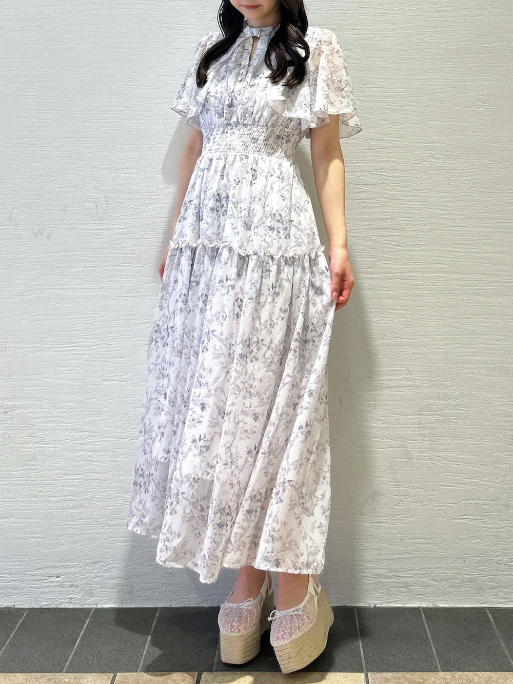 ピンク系のワンピース、ピンク系のワンピース、ホワイト系のサンダルを着用したレディースの夏コーディネートの2枚目の写真