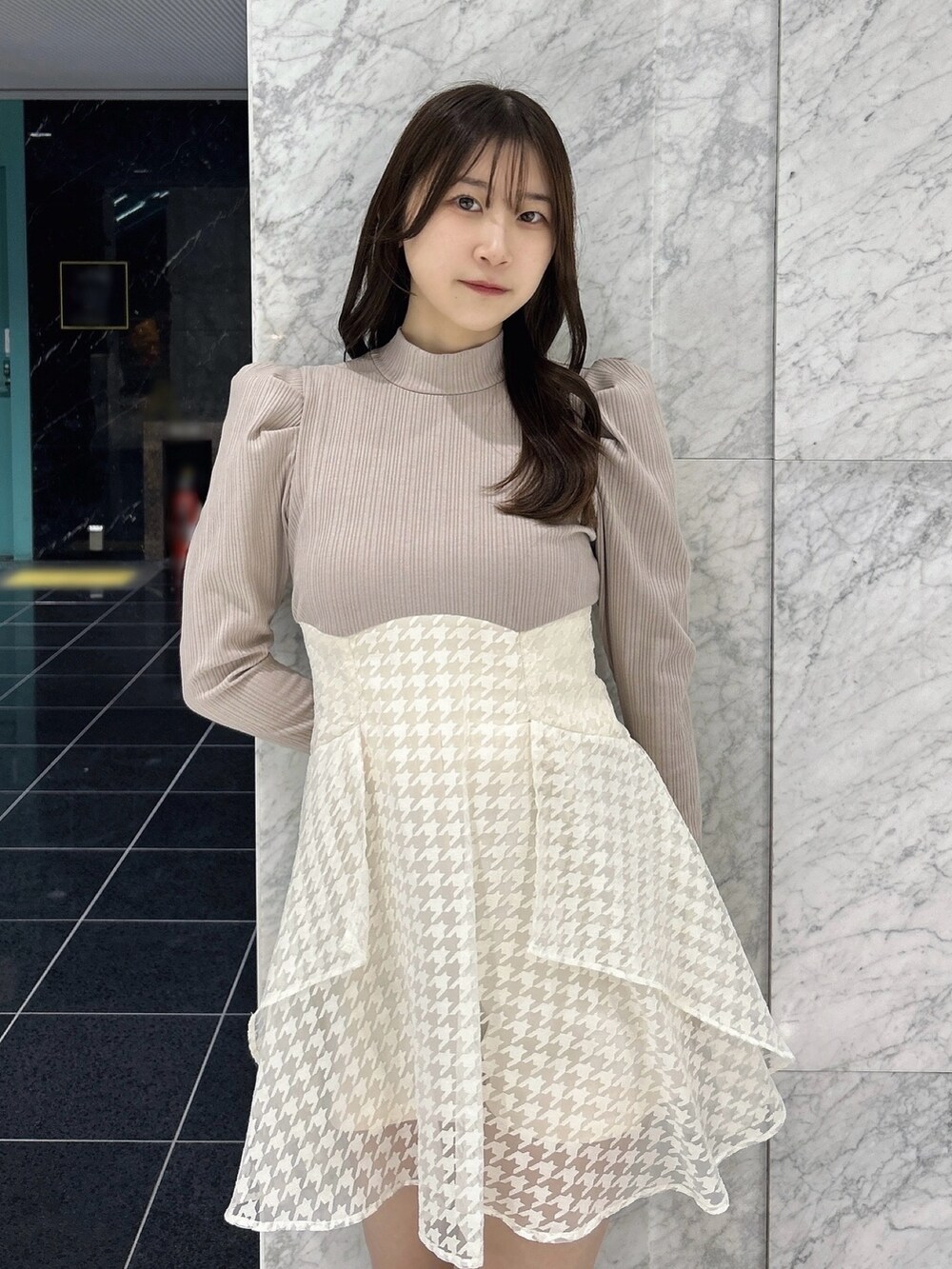 ベージュ系のワンピース、ベージュ系のワンピース、ベージュ系のブーツを着用したレディースの秋コーディネートの6枚目の写真