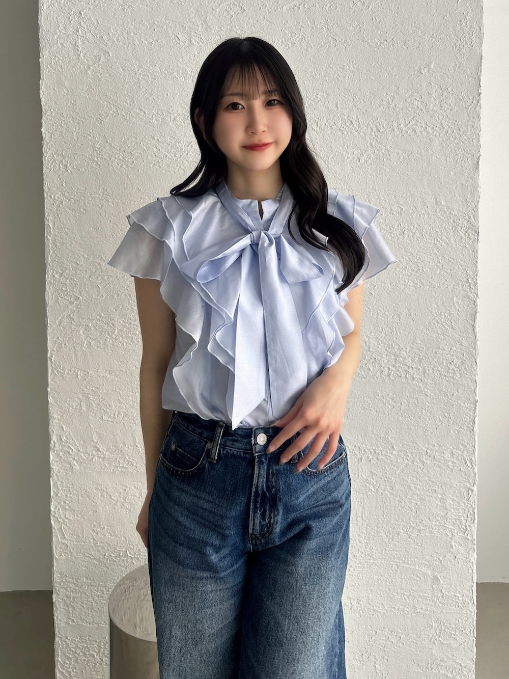 ブルー系のシャツ/ブラウス、ブルー系のデニムパンツを着用したレディースの春コーディネートの6枚目の写真