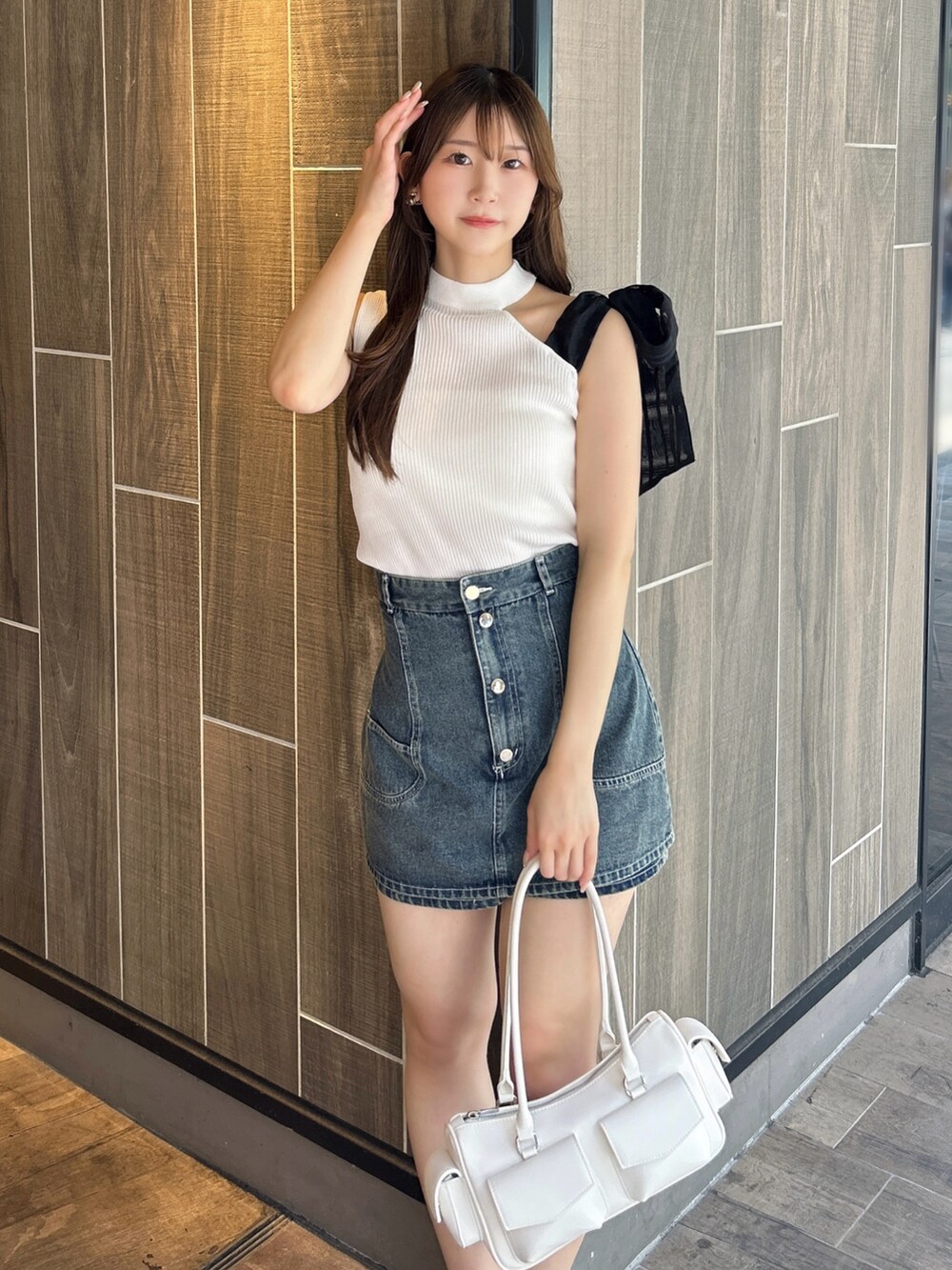 ホワイト系のニット/セーター、ブルー系のデニムパンツ、ホワイト系のサンダルを着用したレディースの秋コーディネートの6枚目の写真