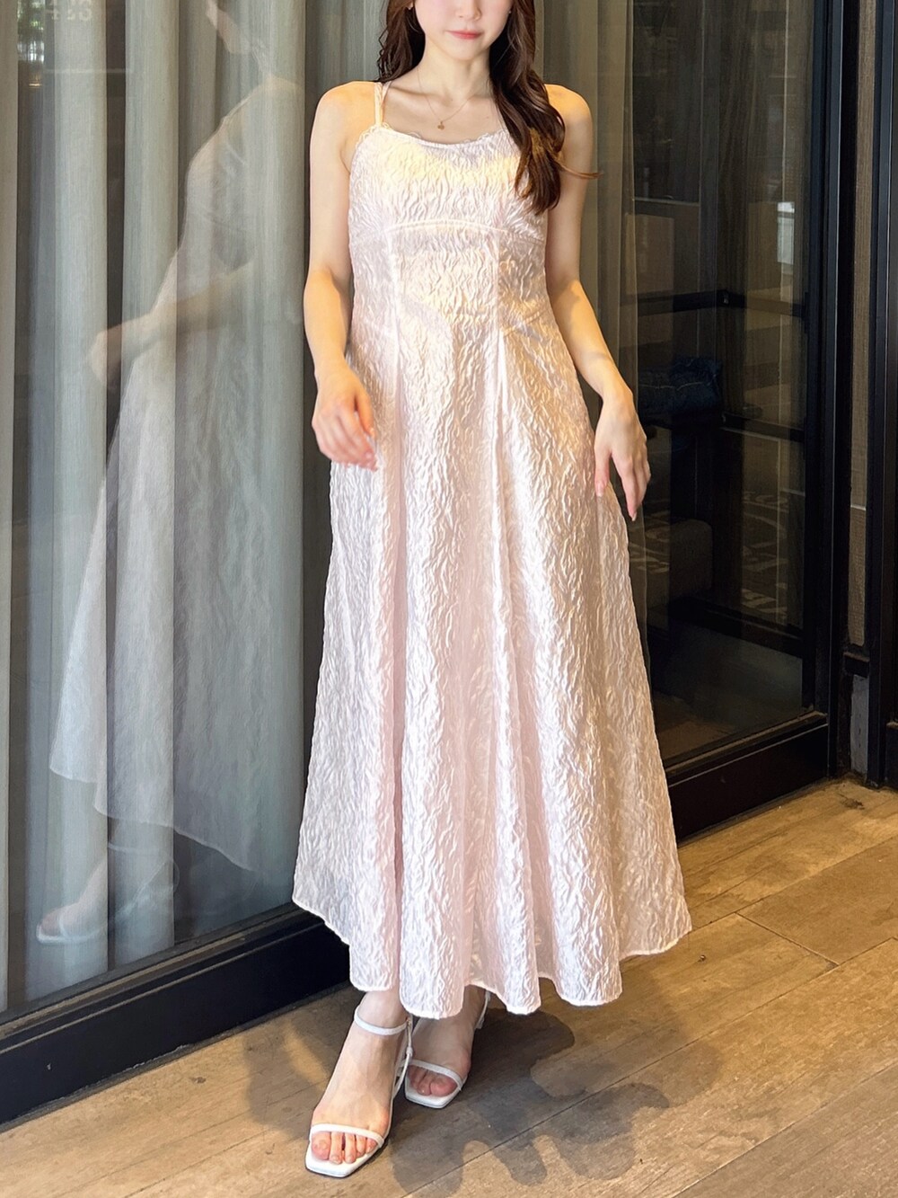 ホワイト系のTシャツ/カットソー、ピンク系のワンピース、ホワイト系のサンダルを着用したレディースの夏コーディネートの4枚目の写真