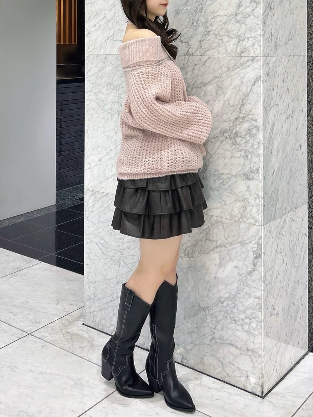 ブラウン系のスカート、その他のブーツ、ピンク系のニット/セーターを着用したレディースの秋コーディネートの2枚目の写真
