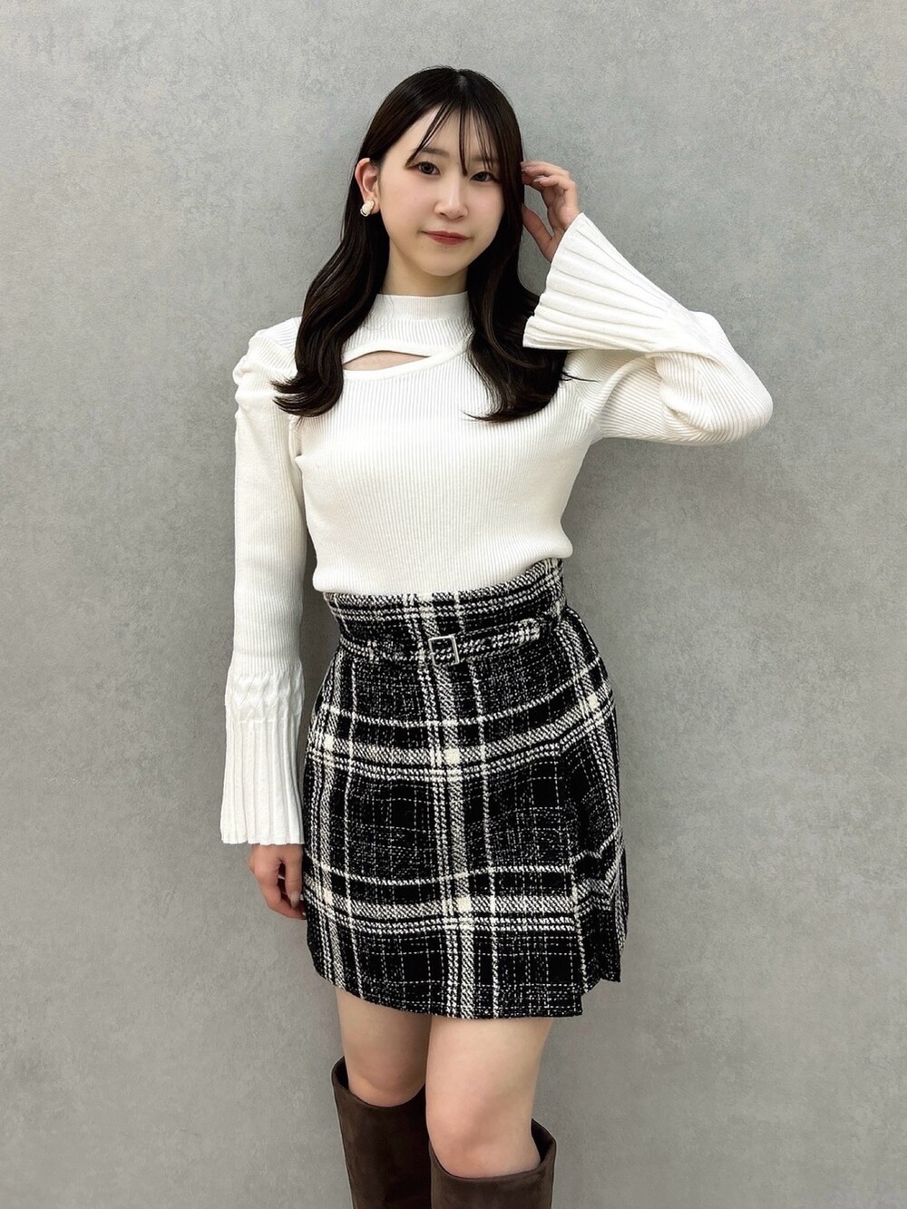 ホワイト系のニット/セーター、ブラック系のスカート、ブラック系のスカートを着用したレディースの冬コーディネートの6枚目の写真