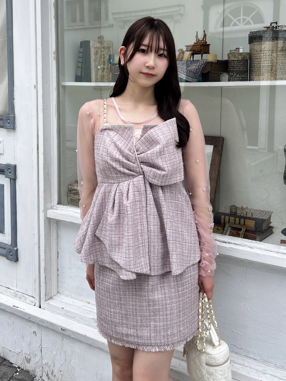 ピンク系のタンクトップ、ピンク系のTシャツ/カットソー、ピンク系のスカートを着用したレディースの秋コーディネートの7枚目の写真