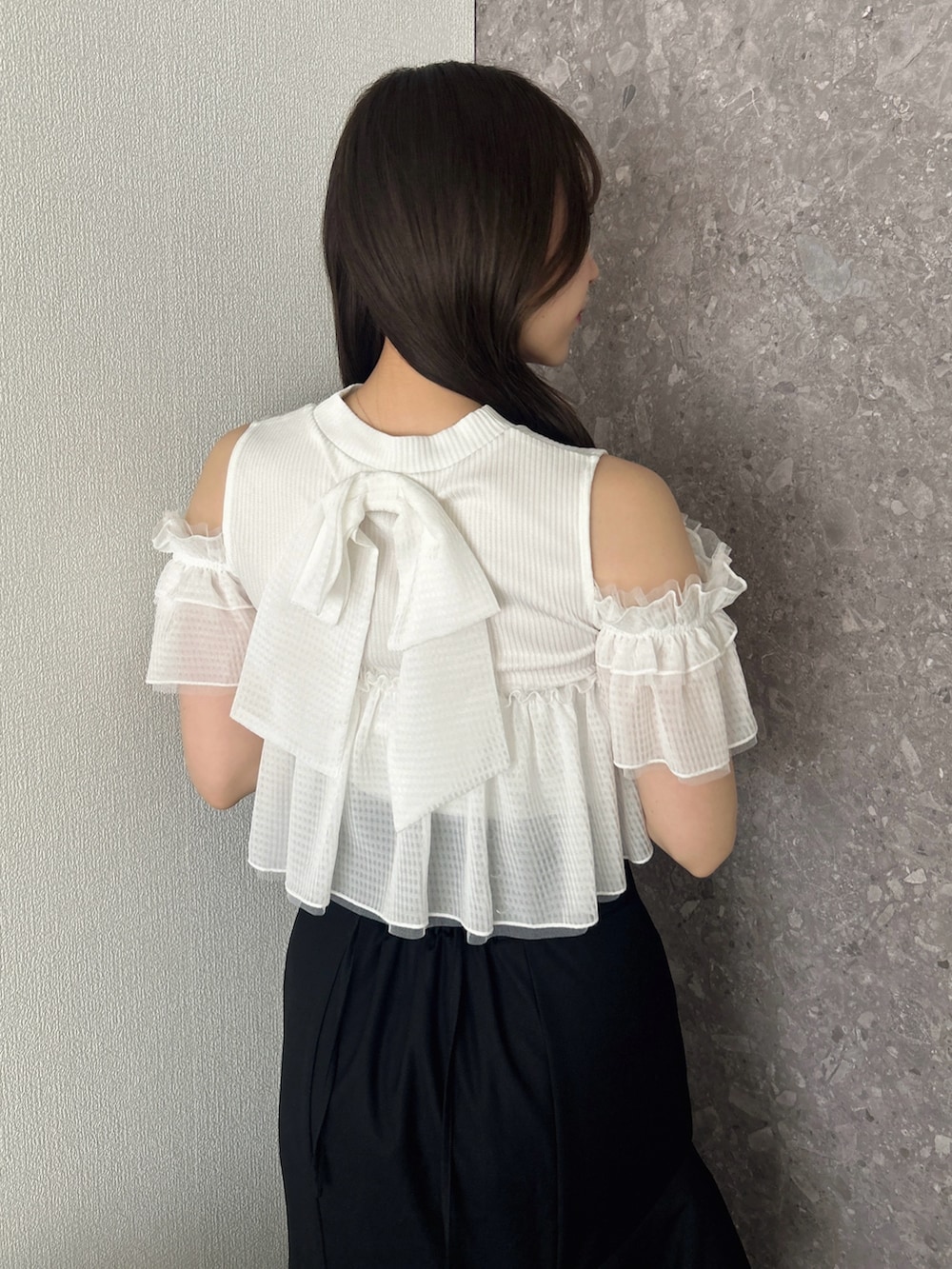 ホワイト系のTシャツ/カットソー、ブラック系のスカート、ホワイト系のサンダルを着用したレディースの春コーディネートの10枚目の写真