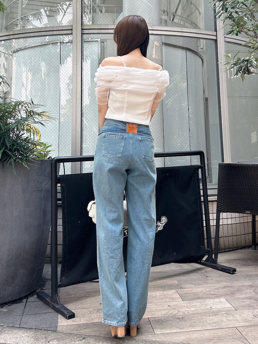 ホワイト系のTシャツ/カットソー、ブルー系のデニムパンツ、ブラウン系のサンダルを着用したレディースの夏コーディネートの5枚目の写真