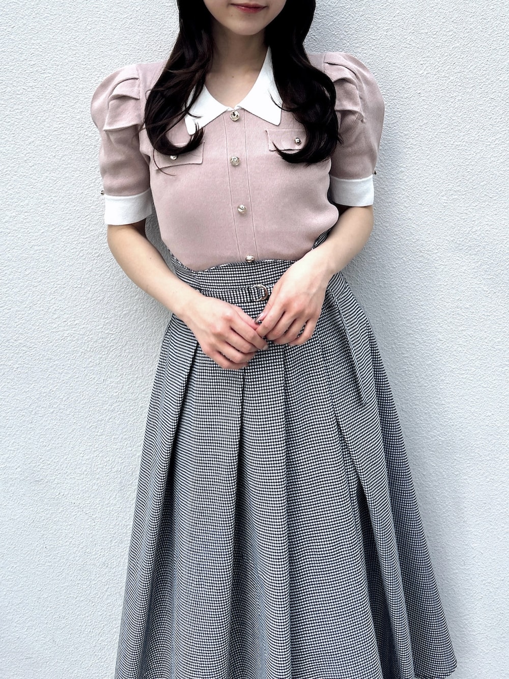 ピンク系のニット/セーター、その他のスカートを着用したレディースの冬コーディネートの8枚目の写真