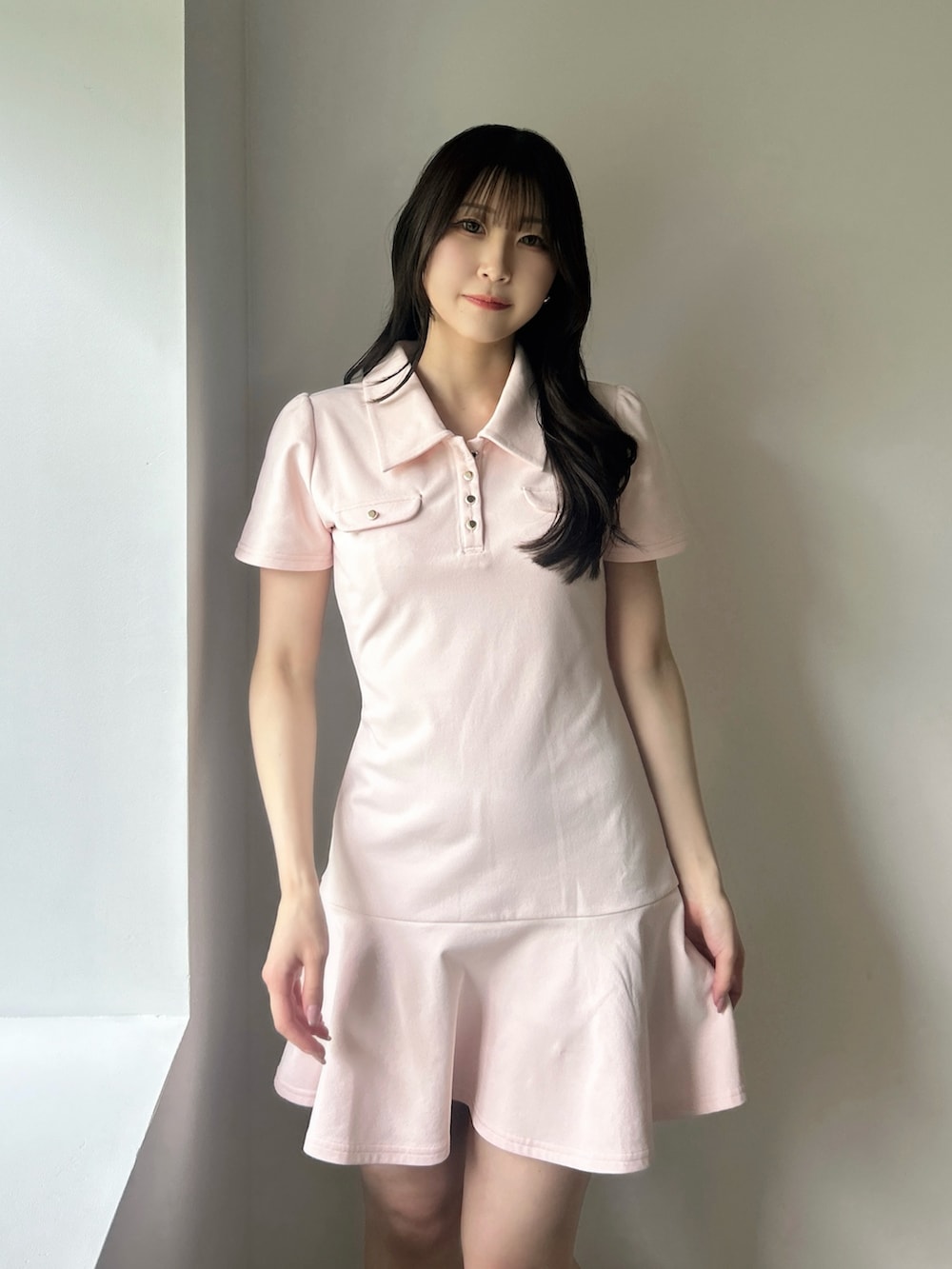 ピンク系のワンピース、ホワイト系のサンダルを着用したレディースの夏コーディネートの8枚目の写真