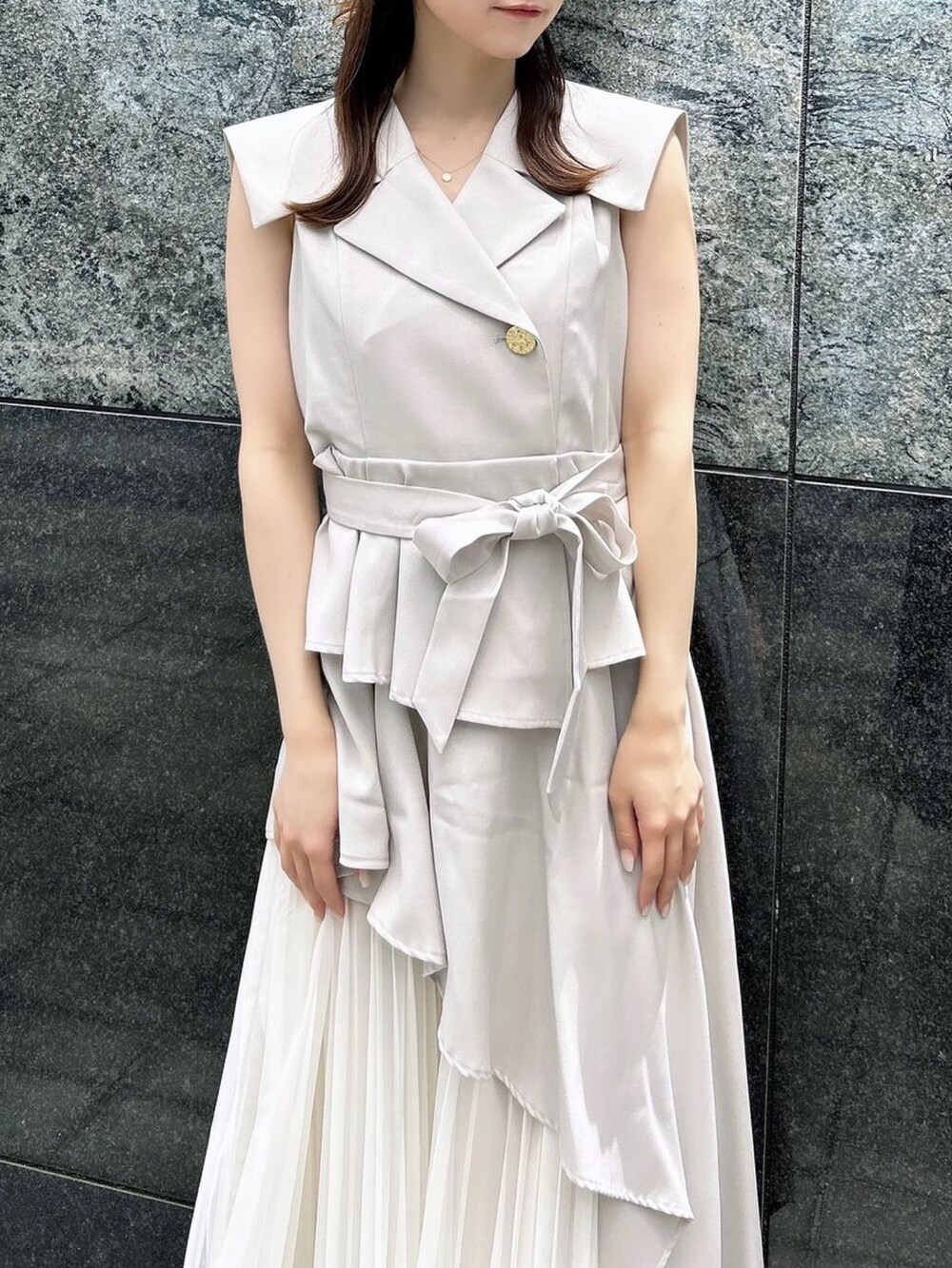 ブラック系のパンプス、ホワイト系のワンピースを着用したレディースの夏コーディネートの5枚目の写真