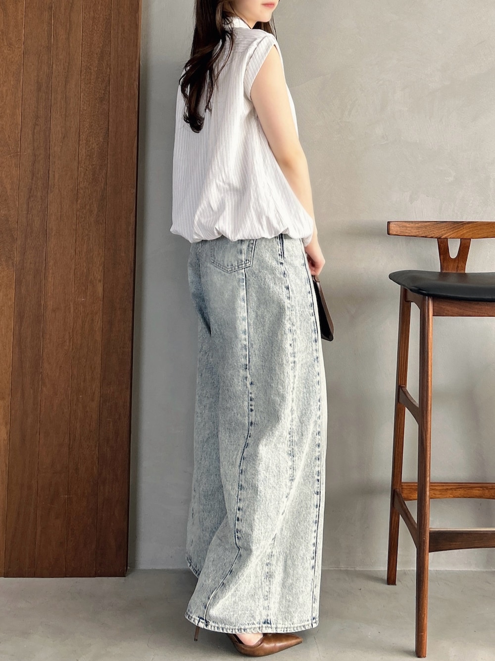 ホワイト系のシャツ/ブラウス、ブルー系のデニムパンツ、ブラウン系のハンドバッグを着用したレディースの春コーディネートの5枚目の写真