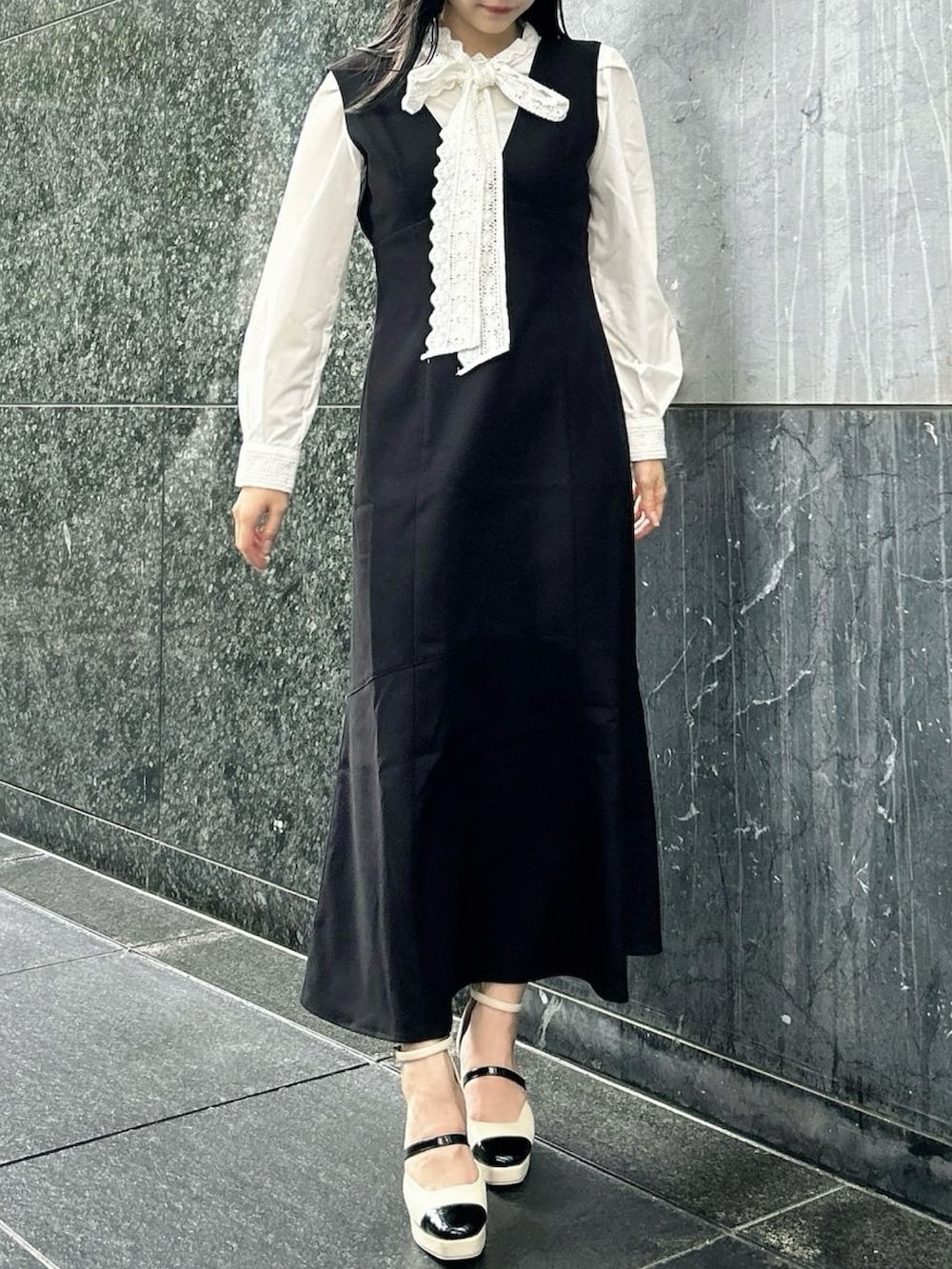 ホワイト系のシャツ/ブラウス、ブラック系のワンピース、ベージュ系のパンプスを着用したレディースの秋コーディネートの5枚目の写真