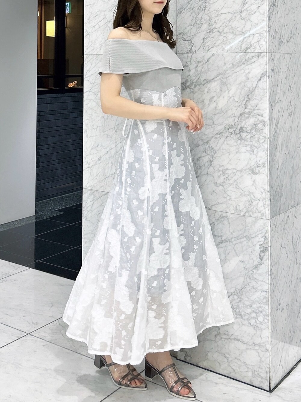 グレー系のワンピース、シルバー系のパンプスを着用したレディースの夏コーディネートの2枚目の写真