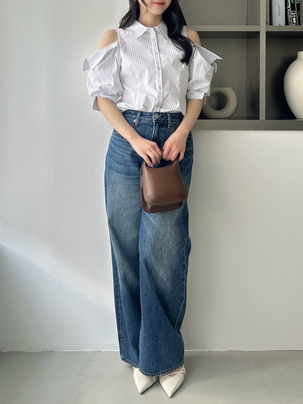 その他のシャツ/ブラウス、ブルー系のデニムパンツ、ブラウン系のハンドバッグを着用したレディースの春コーディネートの3枚目の写真