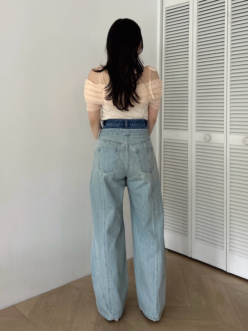 オレンジ系のTシャツ/カットソー、ホワイト系のパンプス、ブルー系のデニムパンツを着用したレディースの夏コーディネートの5枚目の写真