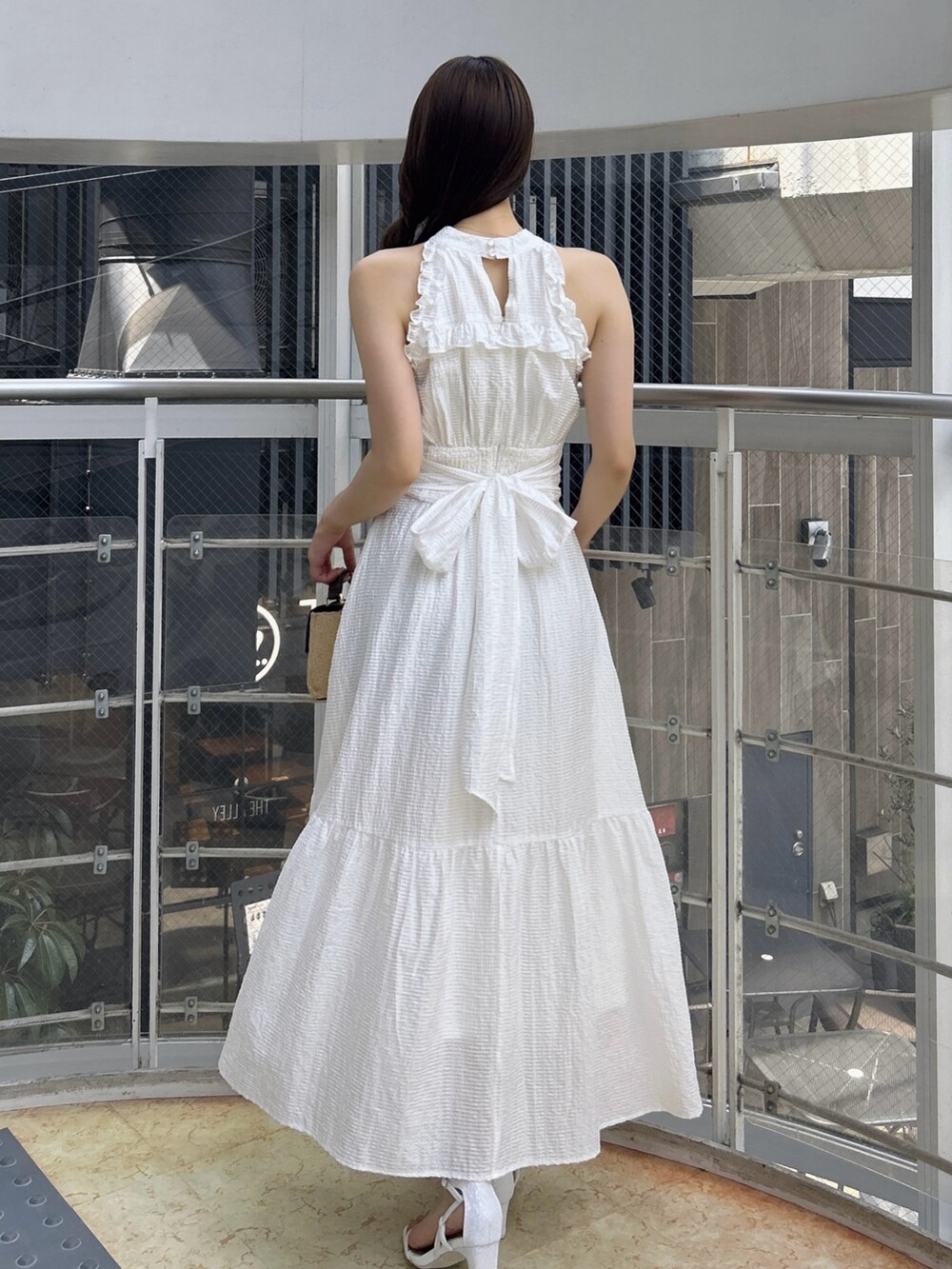 ホワイト系のワンピース、ホワイト系のワンピース、ホワイト系のサンダルを着用したレディースの夏コーディネートの5枚目の写真