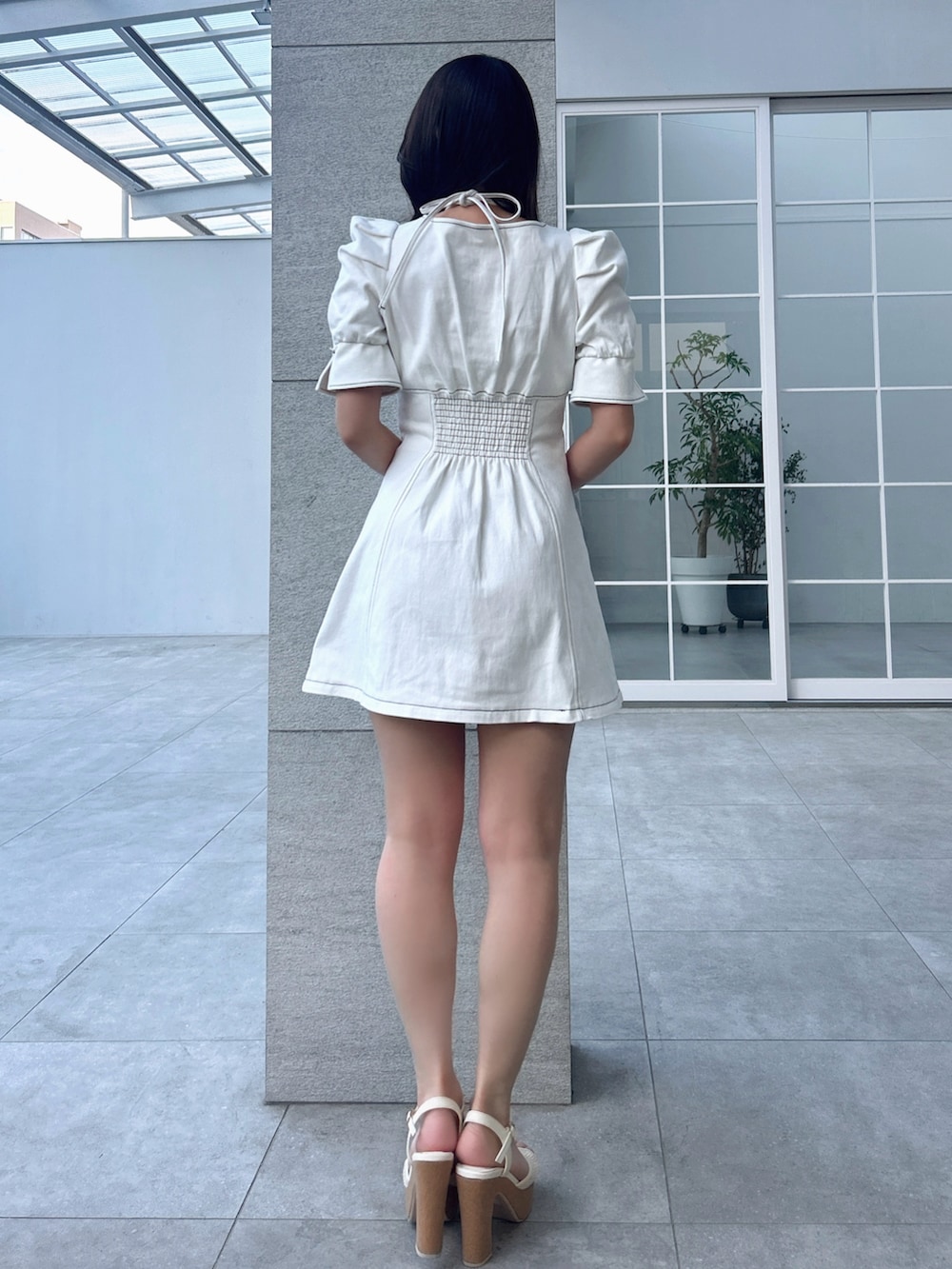 ホワイト系のワンピース、ホワイト系のサンダル、イエロー系のハンドバッグを着用したレディースの春コーディネートの9枚目の写真