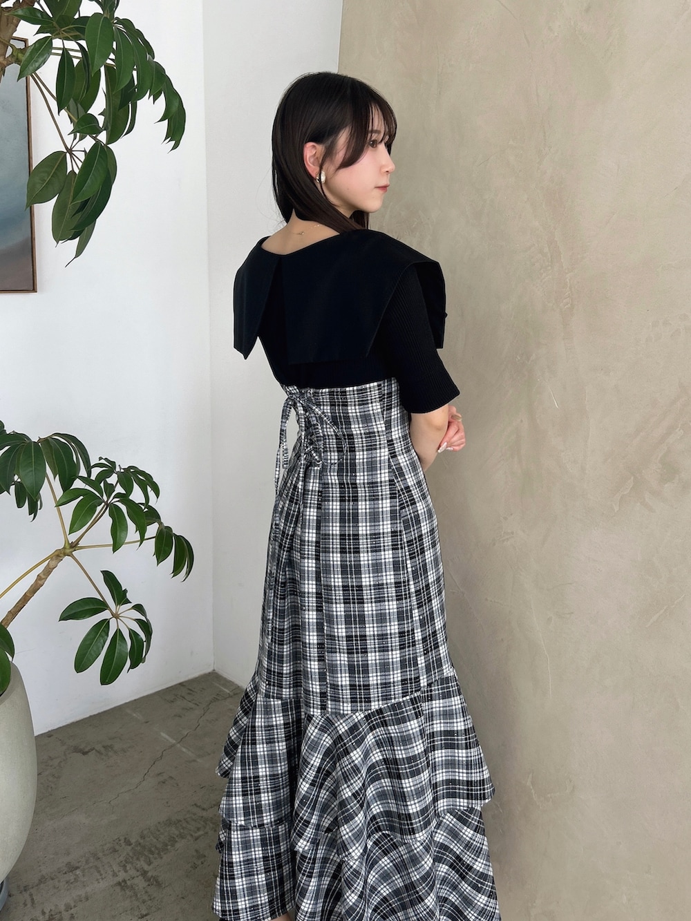 「dazzlin、ダズリン、低身長コーデ、春服、春服コーデ、ロングワンピース、ドッキングワンピ、コルセット、フリル、チェック、チェックワンピース、ワントーンコーデ、モノトーンコーデ、サンダル、デートコーデ」｜「dazzlinのラッフルマーメイドコンビワンピース（ワンピース、ブラック系）」を使った、kahoさん（レディース・154cm）の春コーディネートの10枚目の写真