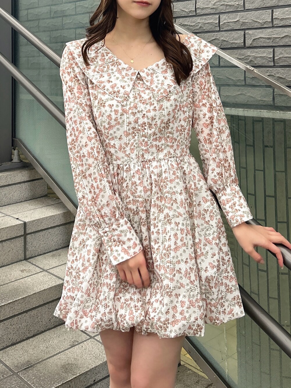 オレンジ系のワンピース、ブラウン系のローファーを着用したレディースの春コーディネートの8枚目の写真