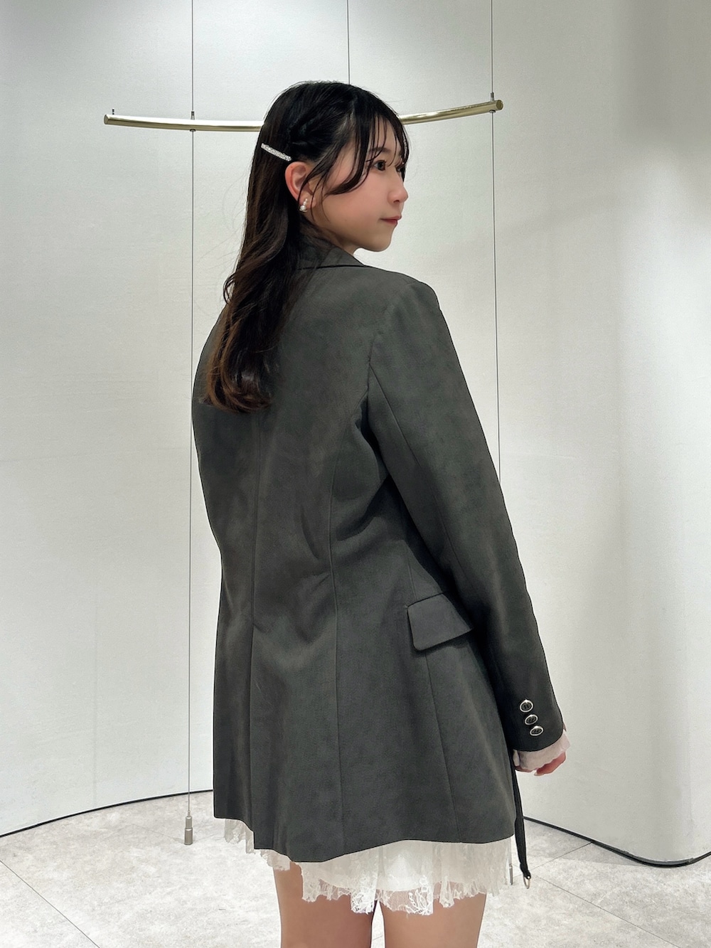 ホワイト系のその他パンツ、ブラック系のパンプス、ブラウン系のテーラードジャケットを着用したレディースの春コーディネートの10枚目の写真