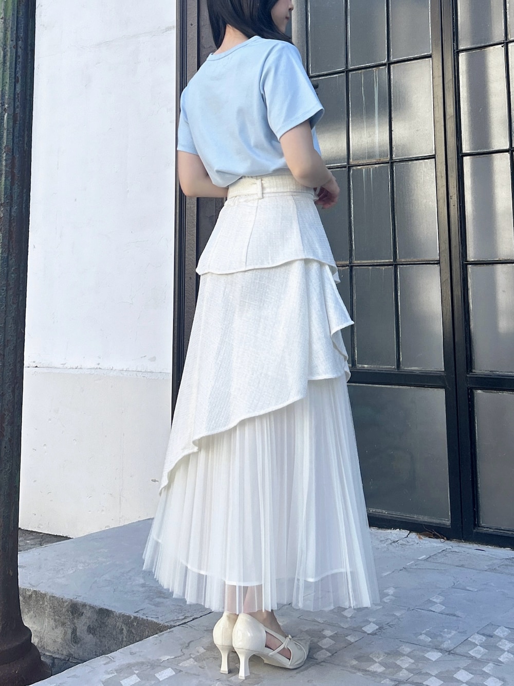 ブルー系のTシャツ/カットソー、ホワイト系のスカート、ホワイト系のパンプスを着用したレディースの春コーディネートの5枚目の写真